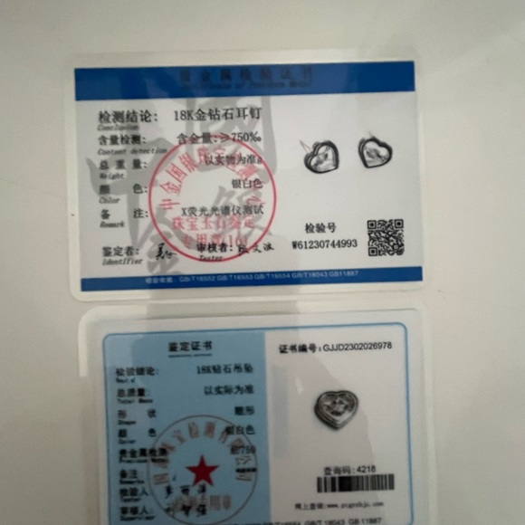 Dainty set of dancing heart earrings and necklace in white gold - Picture 3 of 3